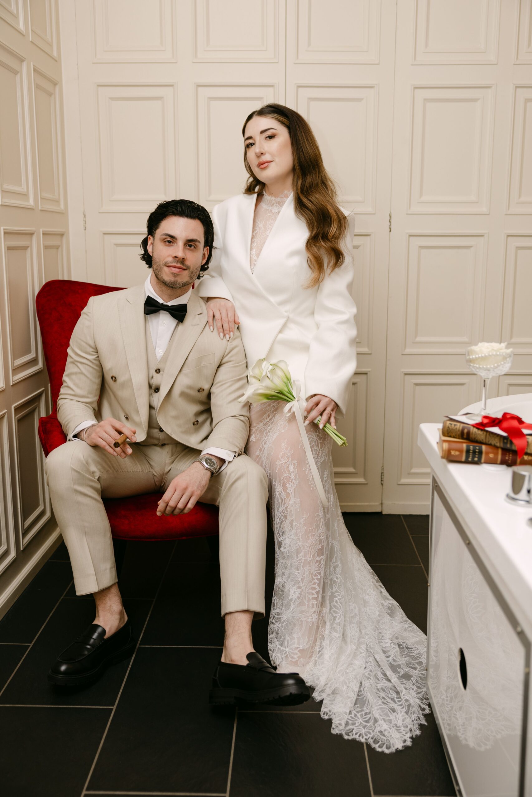 Modernes Brautpaar-Portrait – Braut und Bräutigam elegant inszeniert vor der Hochzeit